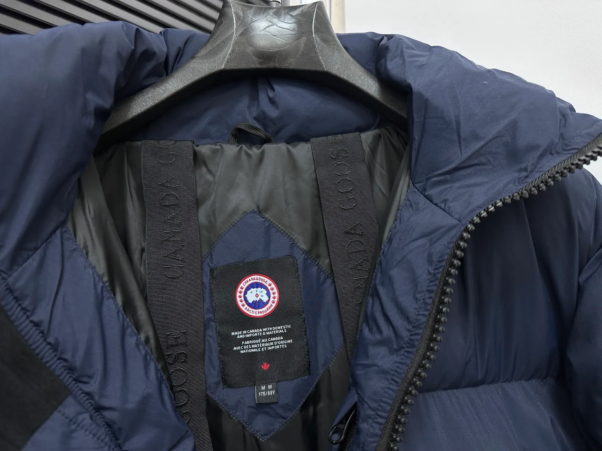 P840 【Canada gooes】Large Goose Sleeve Stand Collar Down Jacket Lawrence down jacket provides basic protection for daily adventures. Delicately soft fabric, this is a water-repellent fabric that is soft to the touch yet durable. Filled with extremely fluffy white duck down. This piece has a quilted body and structured down. Padded collar and reflective double-stripe grip tape. Extended hem and tucked-in inner rib-knit cuffs. Size: XS-2XL